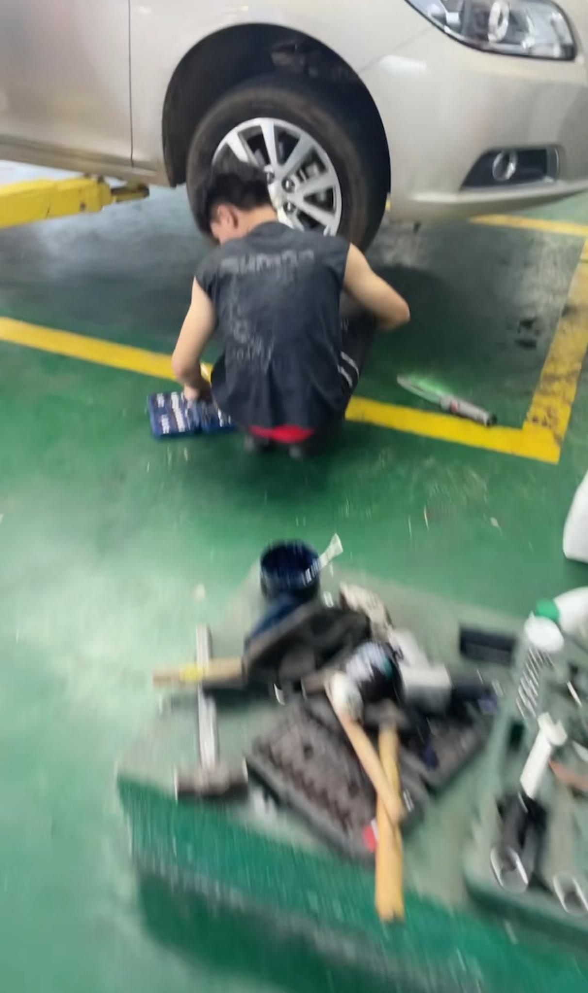 打工人很奇葩，明明兜里没几个钱，为什么回家过年就装大款？

是怕不装阔，就会被父