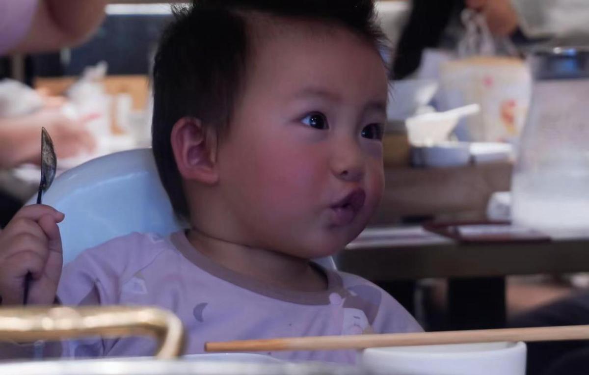 记下来，不是为了给别人看，是怕自己忘了有多开心。
翻一页旧照片，心里咯噔一下，笑