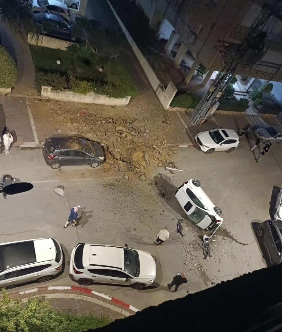 伊朗弹道导弹的集束式弹头的巨大威力。

图①②是3月18日伊朗对以色列发射中程弹