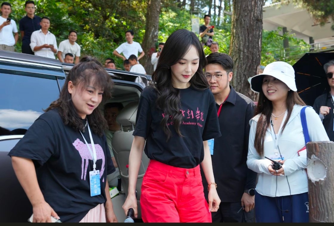 好鲜活明媚的唐嫣学姐抖看到的，太美太明媚了cr：十里晚风📷 唐嫣唐嫣中戏学姐回