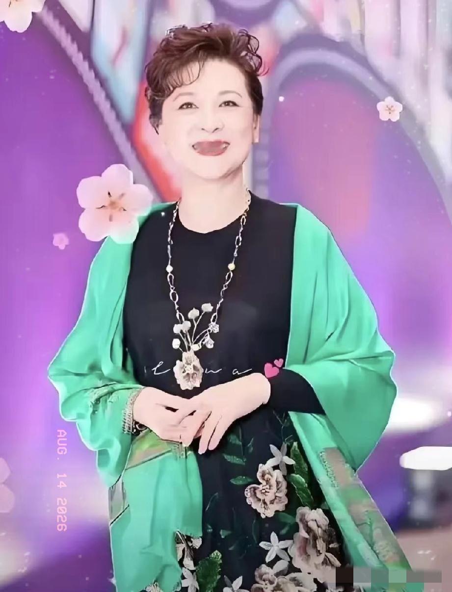 发现了没
王馥荔有个很明显的特点
倒不是因为她变老了，而是她明明都76岁了，居然