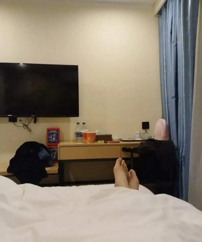 广西，66岁已婚大爷与女友在酒店见面，过后二人躺在床上休息。结果女友一觉醒来，发