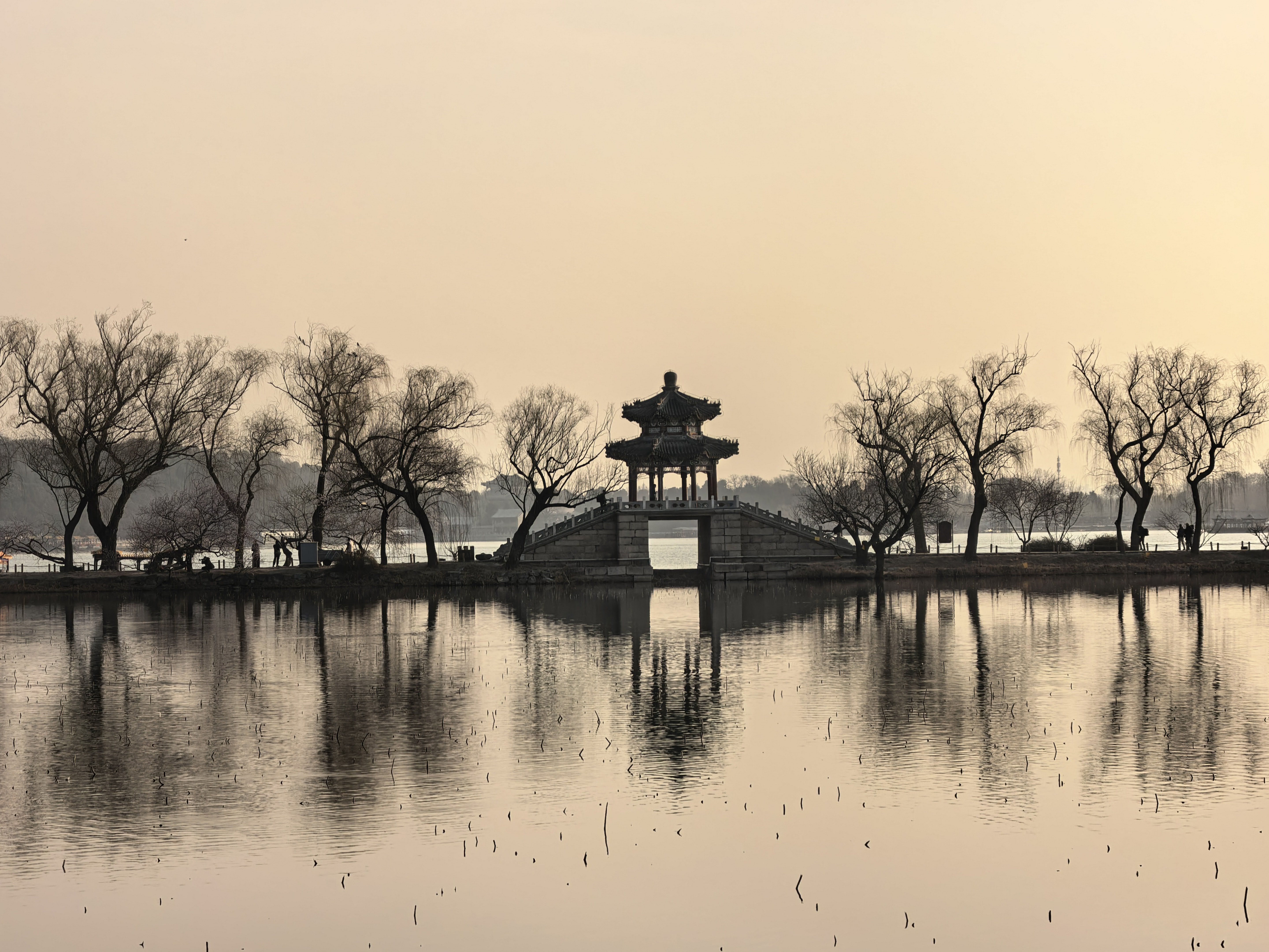 先来一组晨练的美图，图一图四是自己调的参数，图二图五是自动拍的。 