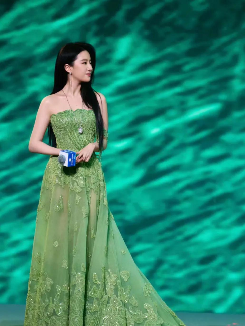 神仙姐姐穿绿色也太有气质了，很衬肤色[爱慕]