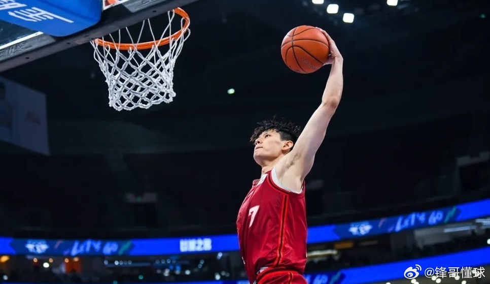 曾凡博篮球 记者：曾凡博国家队集训时膝部积水，北京希望他痊愈后再出战。北京时间3
