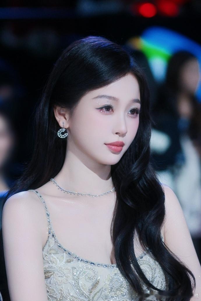 虞书欣灿烂荣光与你共享  虞书欣星光大赏收获三个奖项 小伙伴们，虞书欣用实力说话