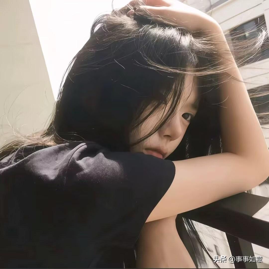 今年应该也只有我没有开过空调的
立秋了还是那么的热
不过我们不管多热都是两个风扇