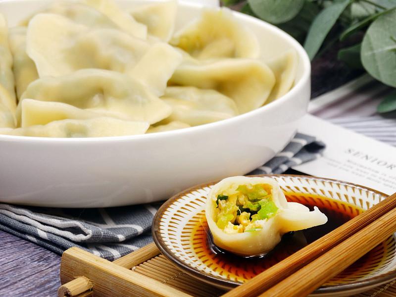 国庆期间，河北邢台西高速服务区因水饺实惠火出圈。素馅水饺15元、肉馅20元，还现