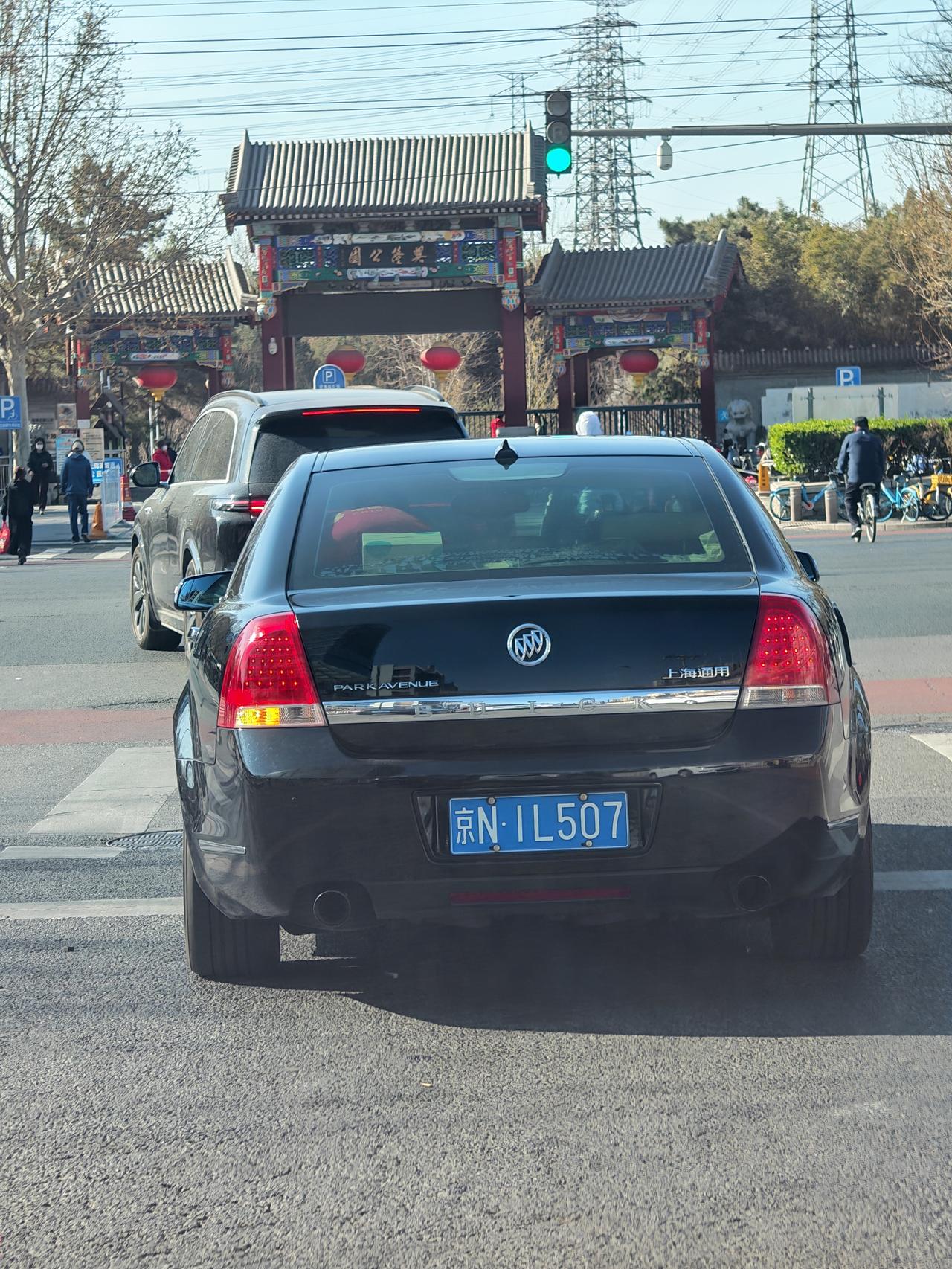 油价高企的时代，这种老车会加速退出市场了。林荫大道，很喜欢的名字，看到就能想到一