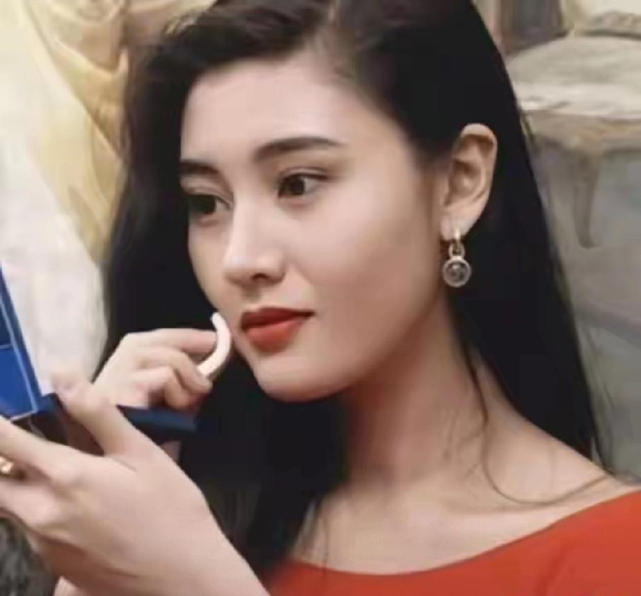 56岁李嘉欣金发贺新春！豪门夫妻抱狗拜年，15岁儿子颜值惊艳全网
 
     