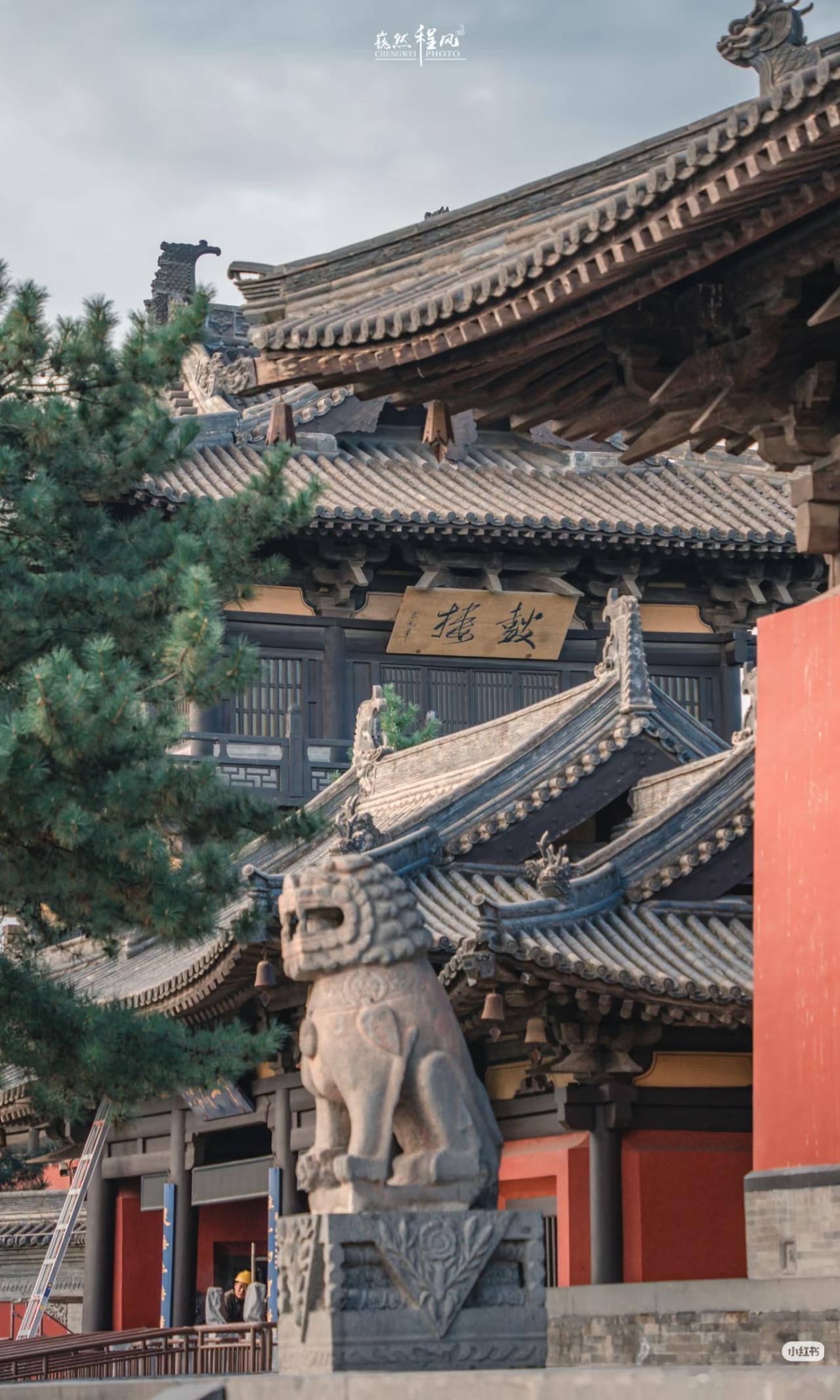 辽金一梦，华严半日闲

踏入华严寺的大雄宝殿时，辽构金建的皇家尺度，带着一种不怒