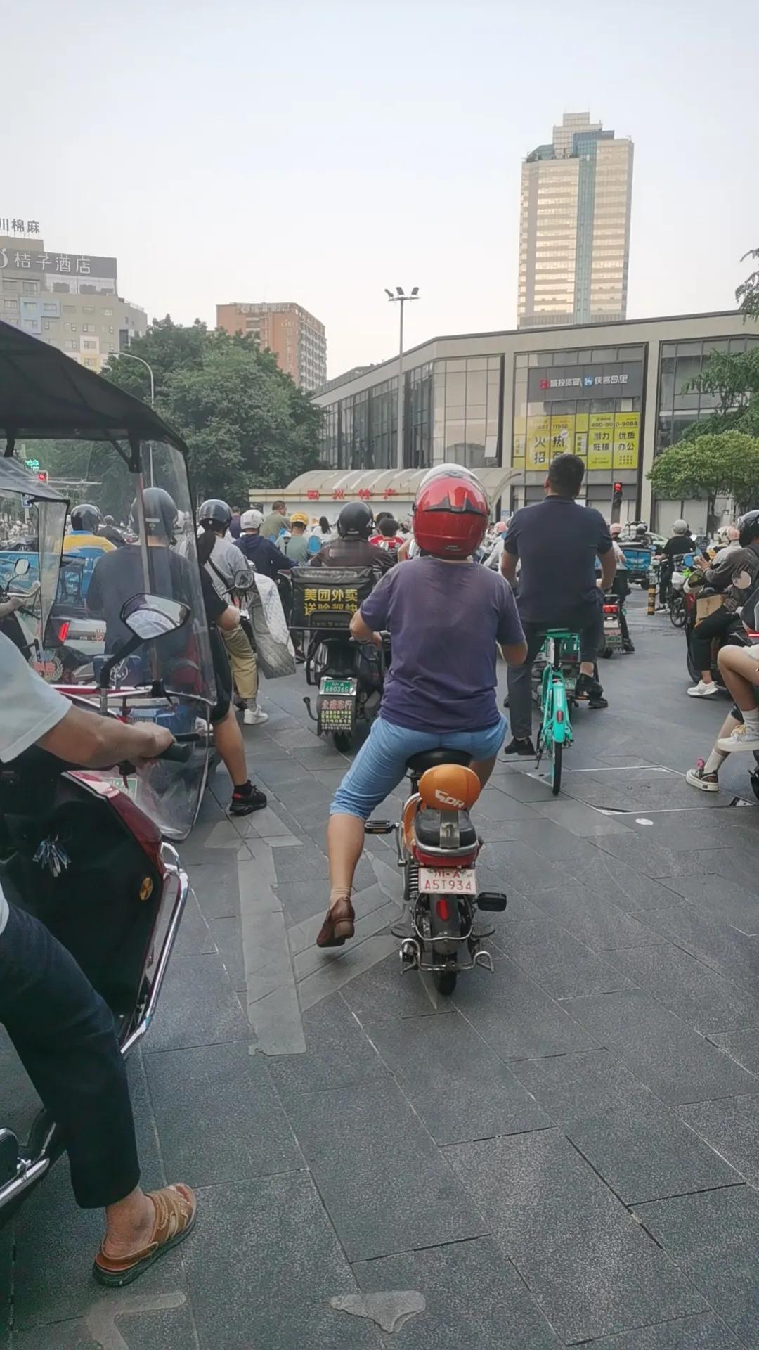 下班路上川A摩托车大军！
见缝插针考验车技的时刻
真正经历下班路途骑车一个多小时