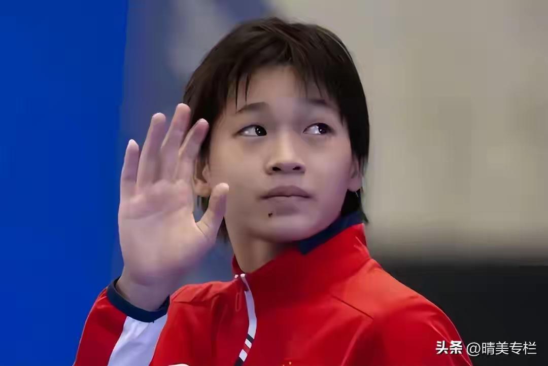 十米跳台上，
全红婵的得分最终
停留在了第五名。
但现场没有一丝叹息，反而响起了