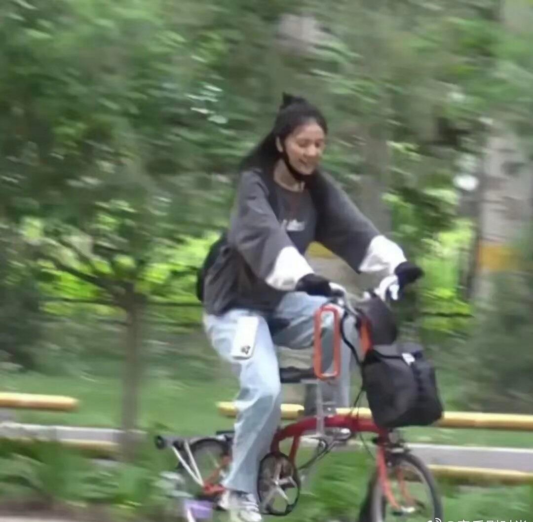 高圆圆骑自行车接女儿，好接地气的女明星 ​​​