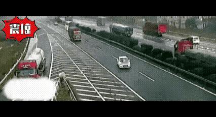 都是因为这白色轿车惹的祸，它确溜之大吉了！