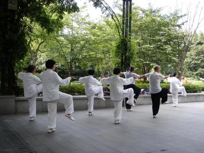 不知是从什么时候起，来淮塔公园运动锻炼和活动的人便自觉地岔了群。
大圆盘花圃北边
