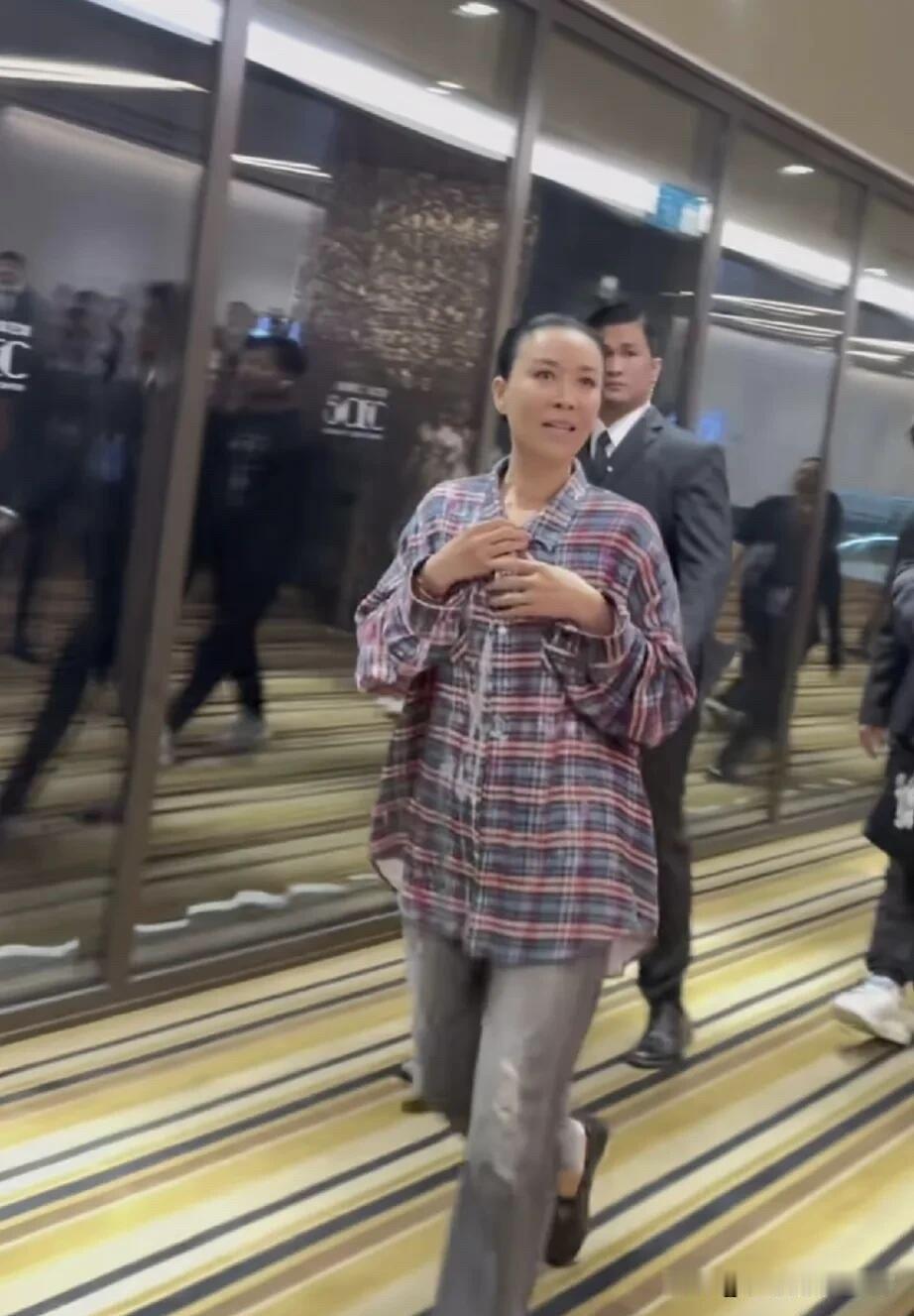 她的衣服好像从来就没有穿对过，穿的这一身看起来又土又不好看，走在大街上就是路人一