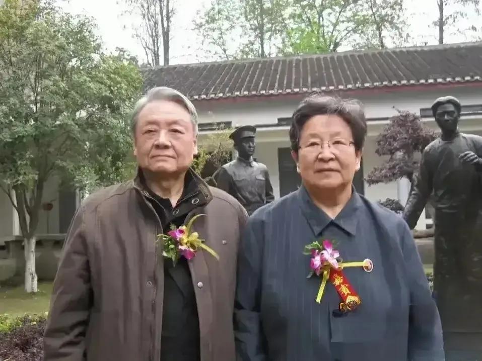 李讷和堂弟毛远新的合影，看后满满的感动！照片上的姐弟二人，头发已经花白，穿着和普