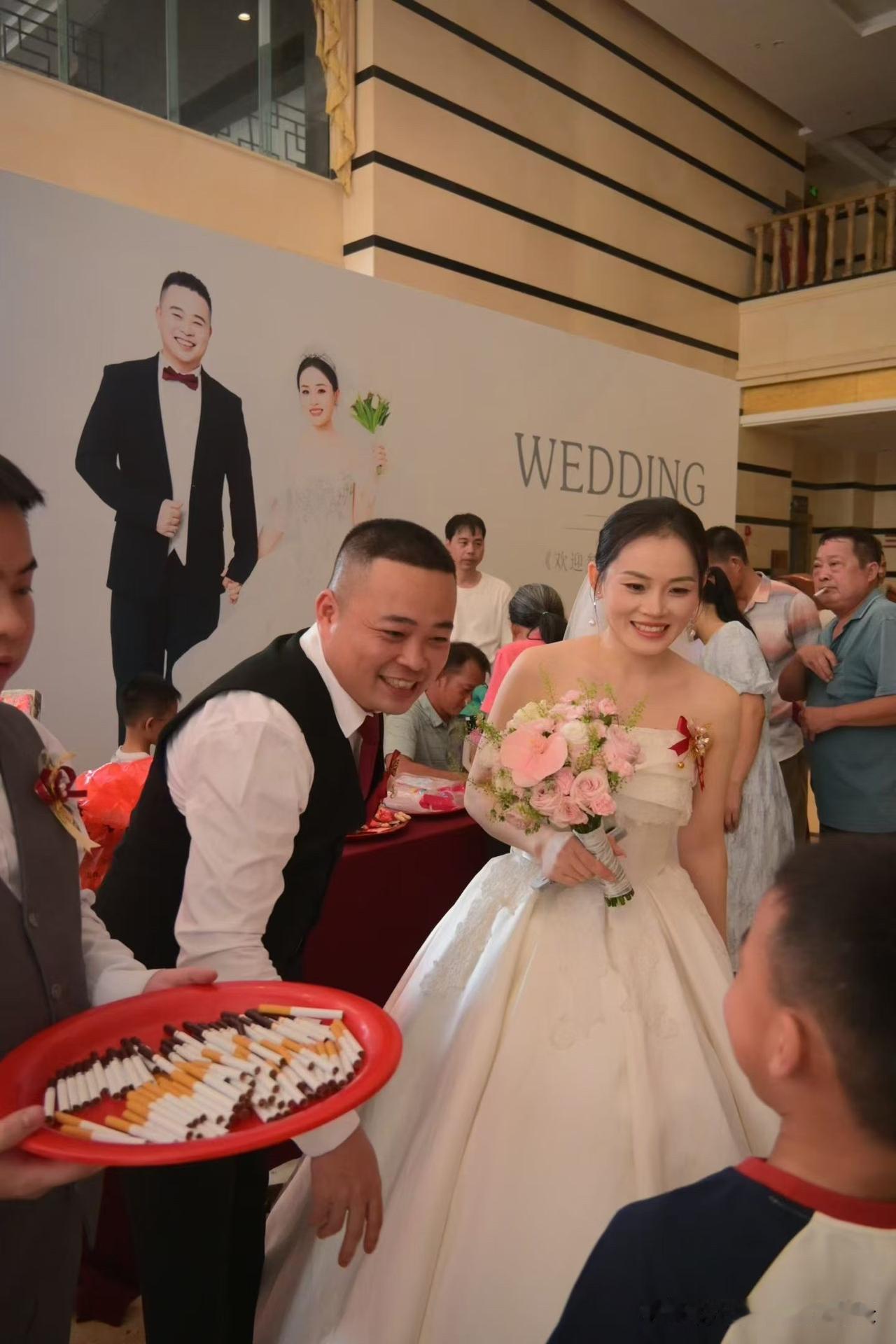 国庆假期，又参加了同学的婚礼，祝你俩幸福美满离婚率越来越高正常吗？我认为不正常。