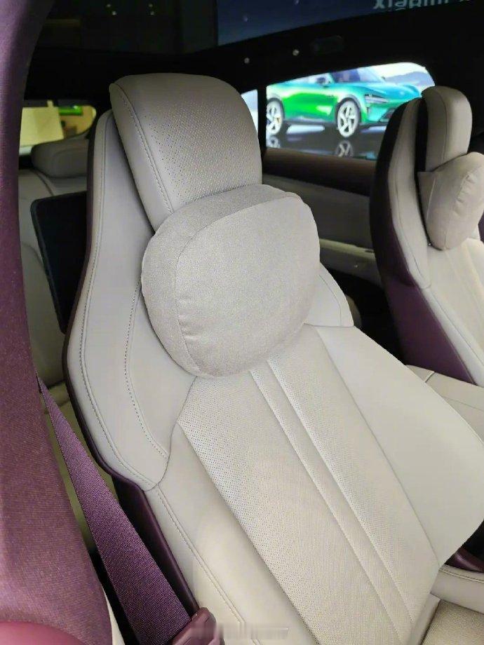 【】今日上午，小米集团创始人、董事长兼 CEO 雷军宣布：小米 YU7 磁吸颈枕