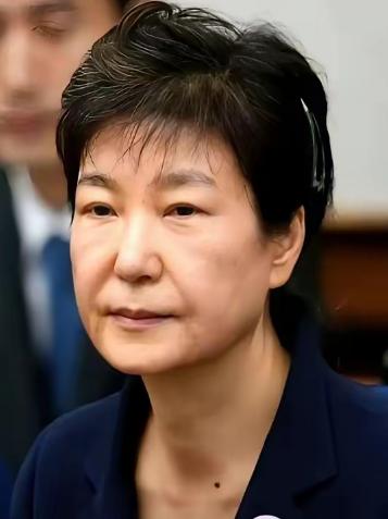 韩国政坛看似很复杂，其实很简单，你只要记住一条规则就行了，这个规则就是青瓦台魔咒