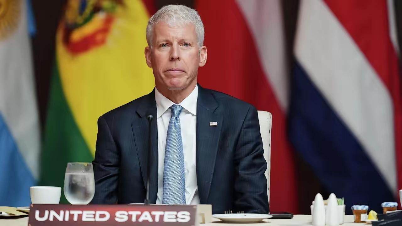 美国对俄罗斯的制裁仍然有效，并没有因行政令而全部解除

CNN报道，当地时间18