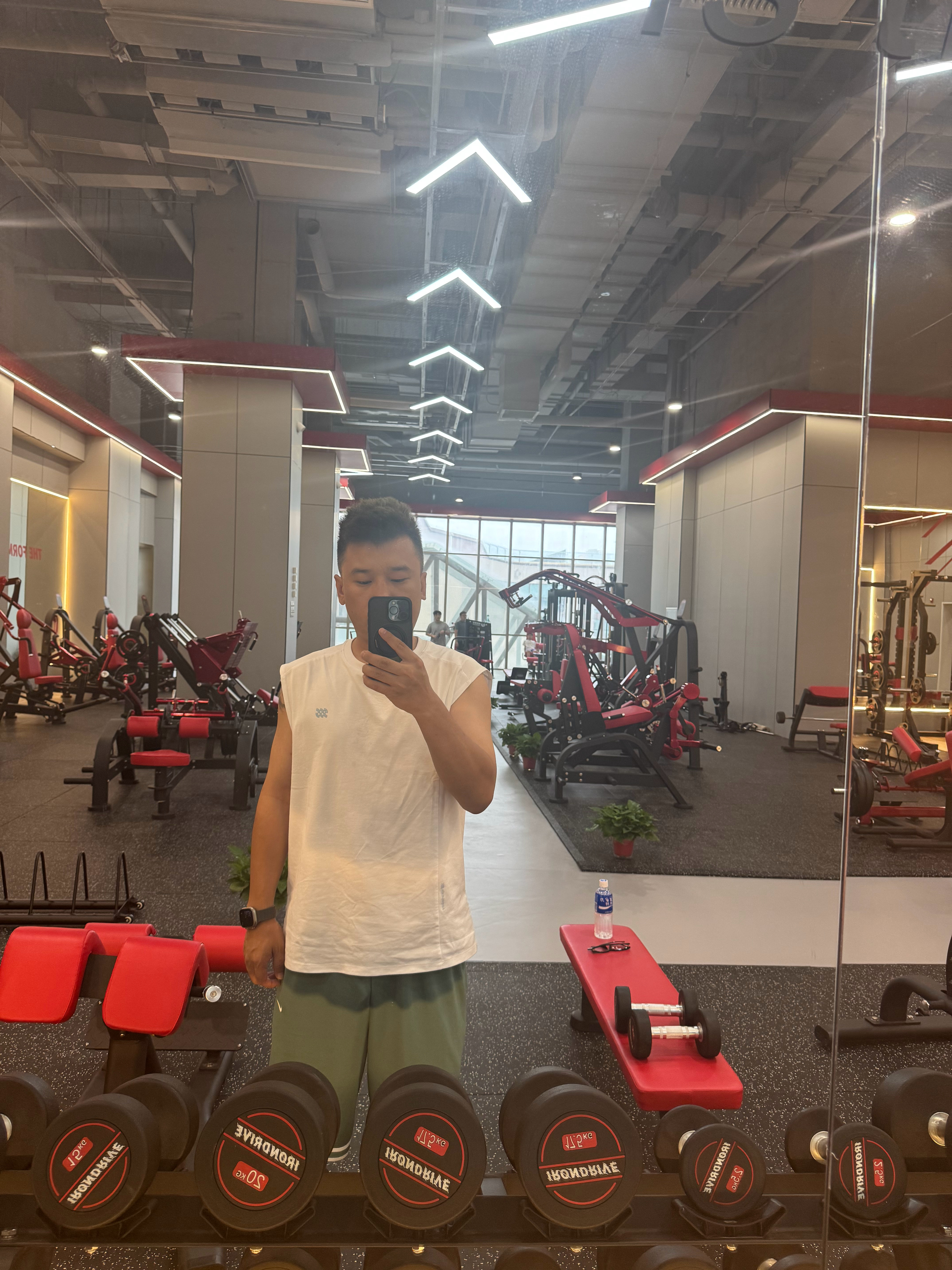 最近健身很愿意穿这种无袖，就感觉没什么束缚。但找了好多牌子都没有，要么不是速干面