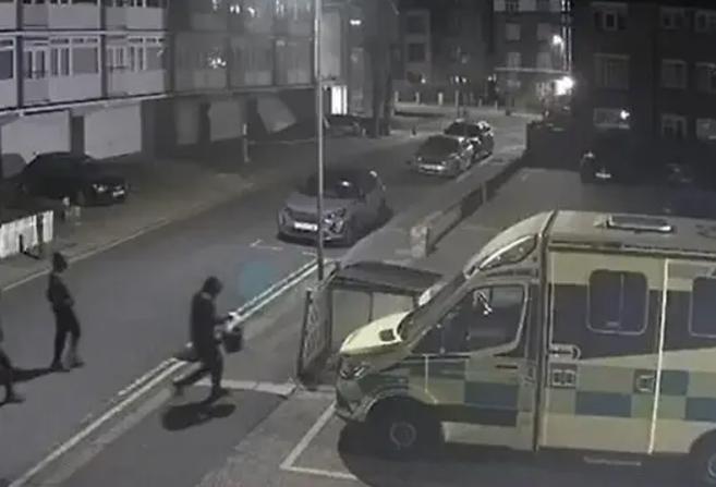 简直不是人！连救人的救护车都烧，英国警方又抓了3个！

昨天（4月1日），英国警