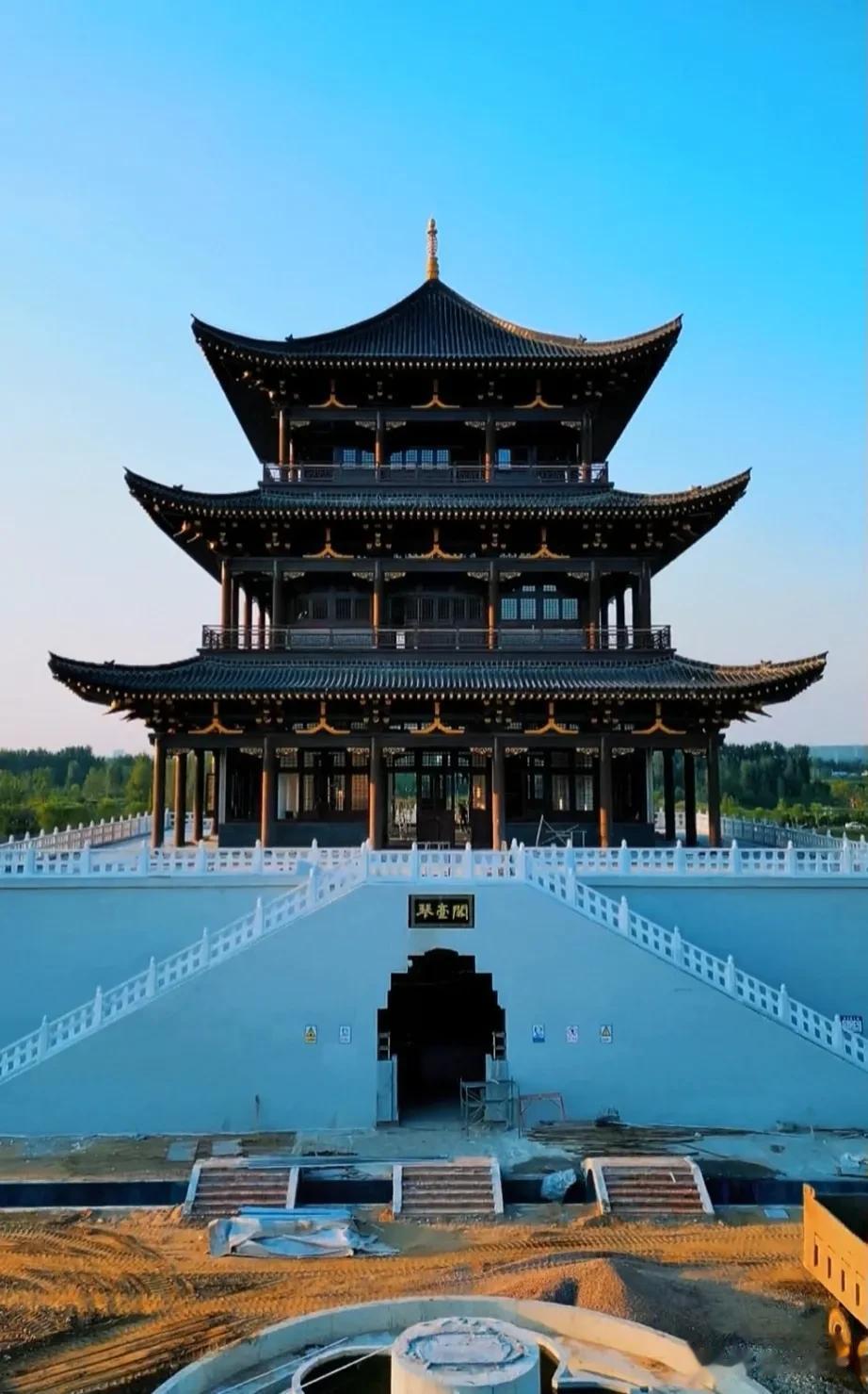 现在的鲁山县领导，被715万雕塑架到了风口浪尖，辗转反侧思来想去，拆还是不拆？可
