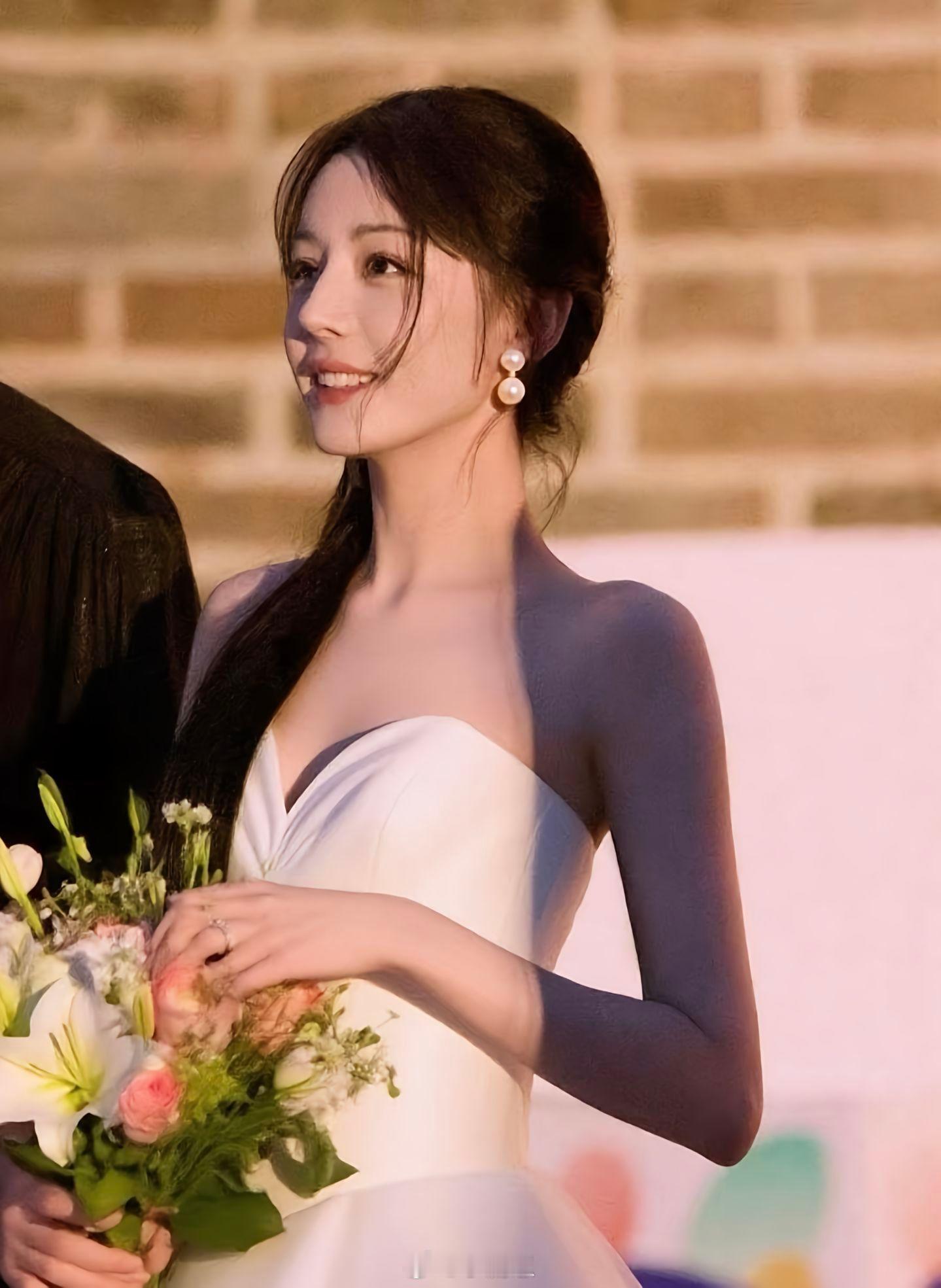 代入一下哪天她真的穿上婚纱和她心爱的他结婚我真的会泪目，我的女孩[苦涩][苦涩]