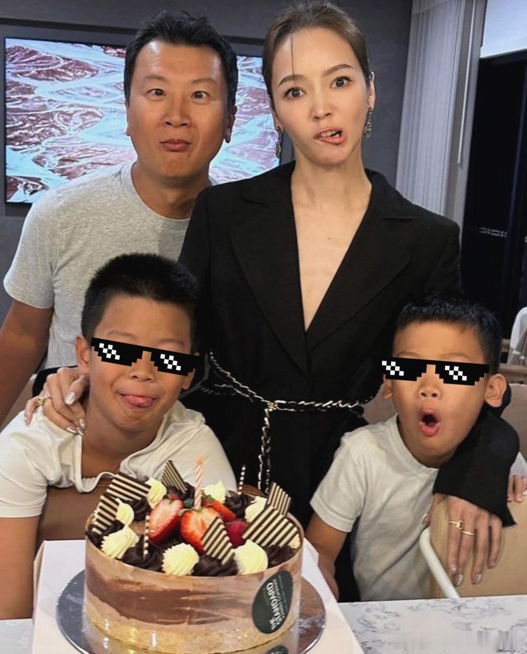 #侯佩岑带儿子度假##侯佩岑儿子近照# 侯佩岑带儿子们度假，俩娃都长这么大了！ 