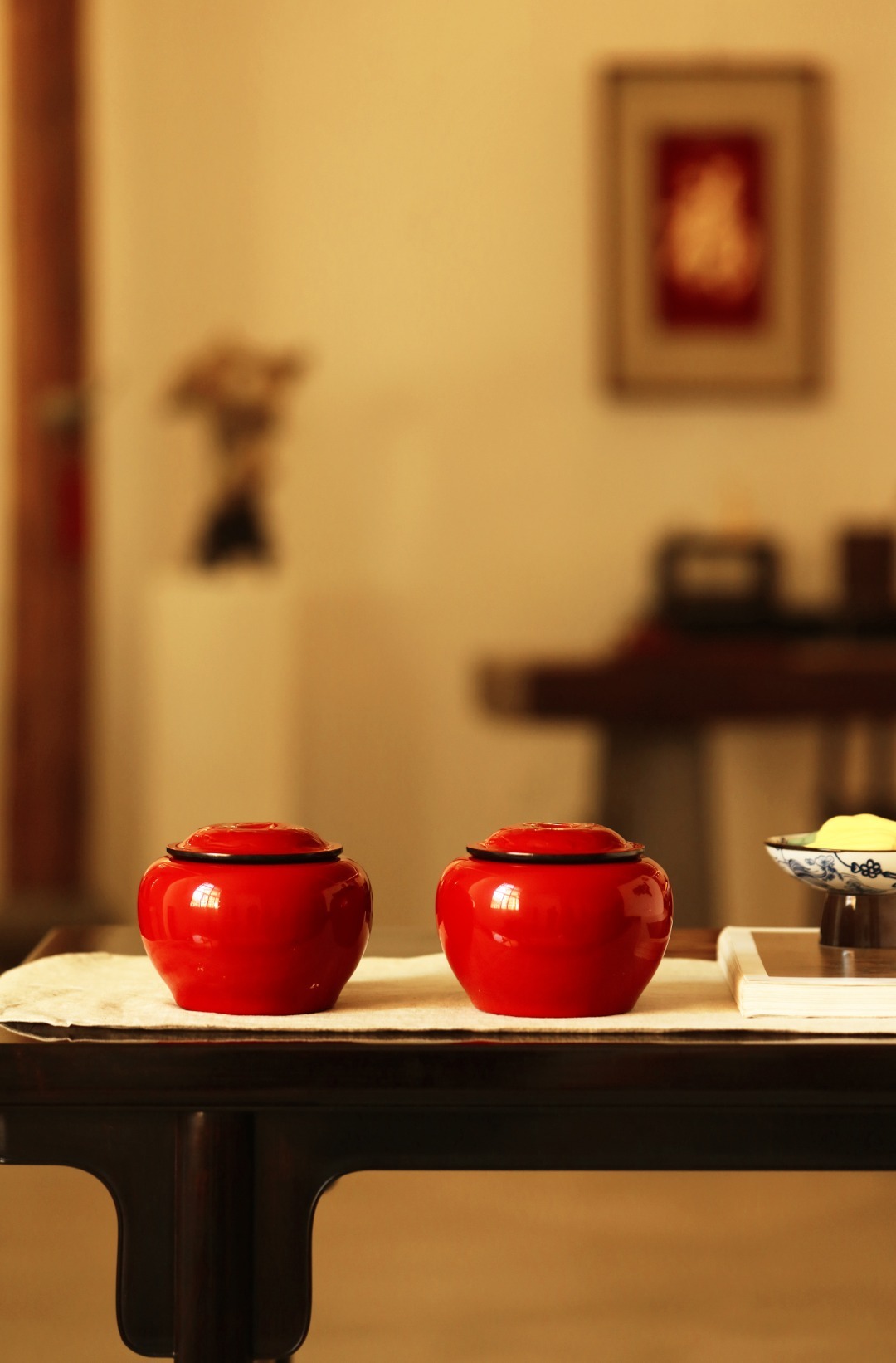 大漆 | 中国红·茶叶罐 一对紫光檀为底胎，髹天然大漆，逐层髹漆打磨，工艺繁复细