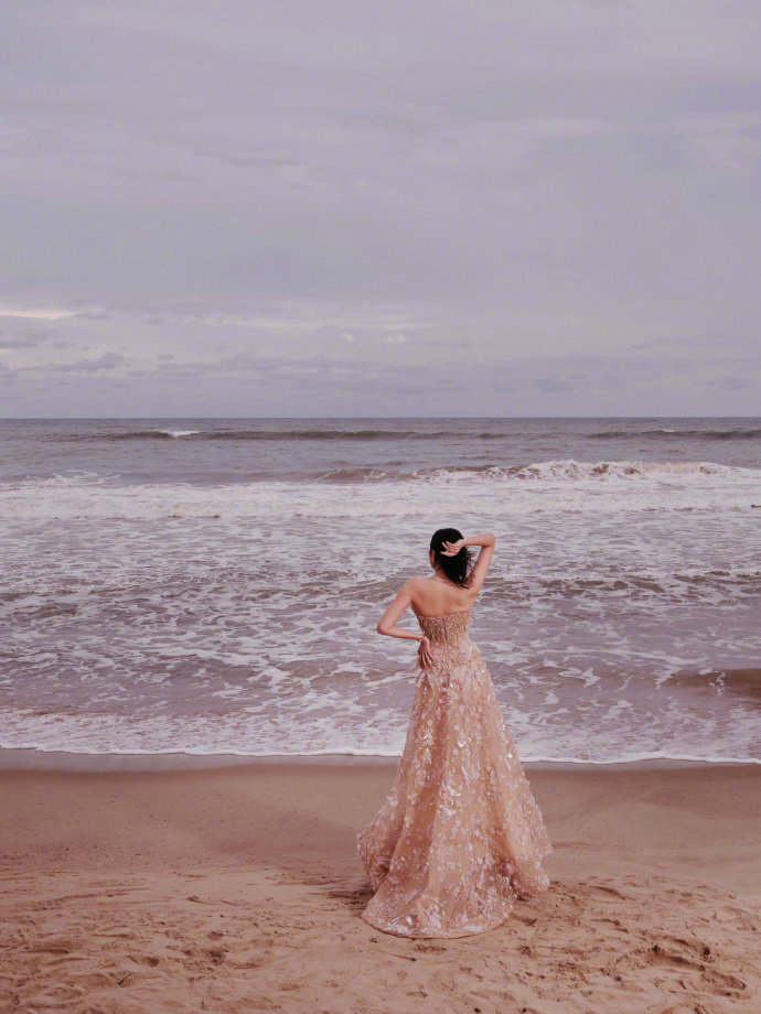 关晓彤ELLE风尚大典上身ELIE SAAB 2025秋冬高定，你们想要的高定都