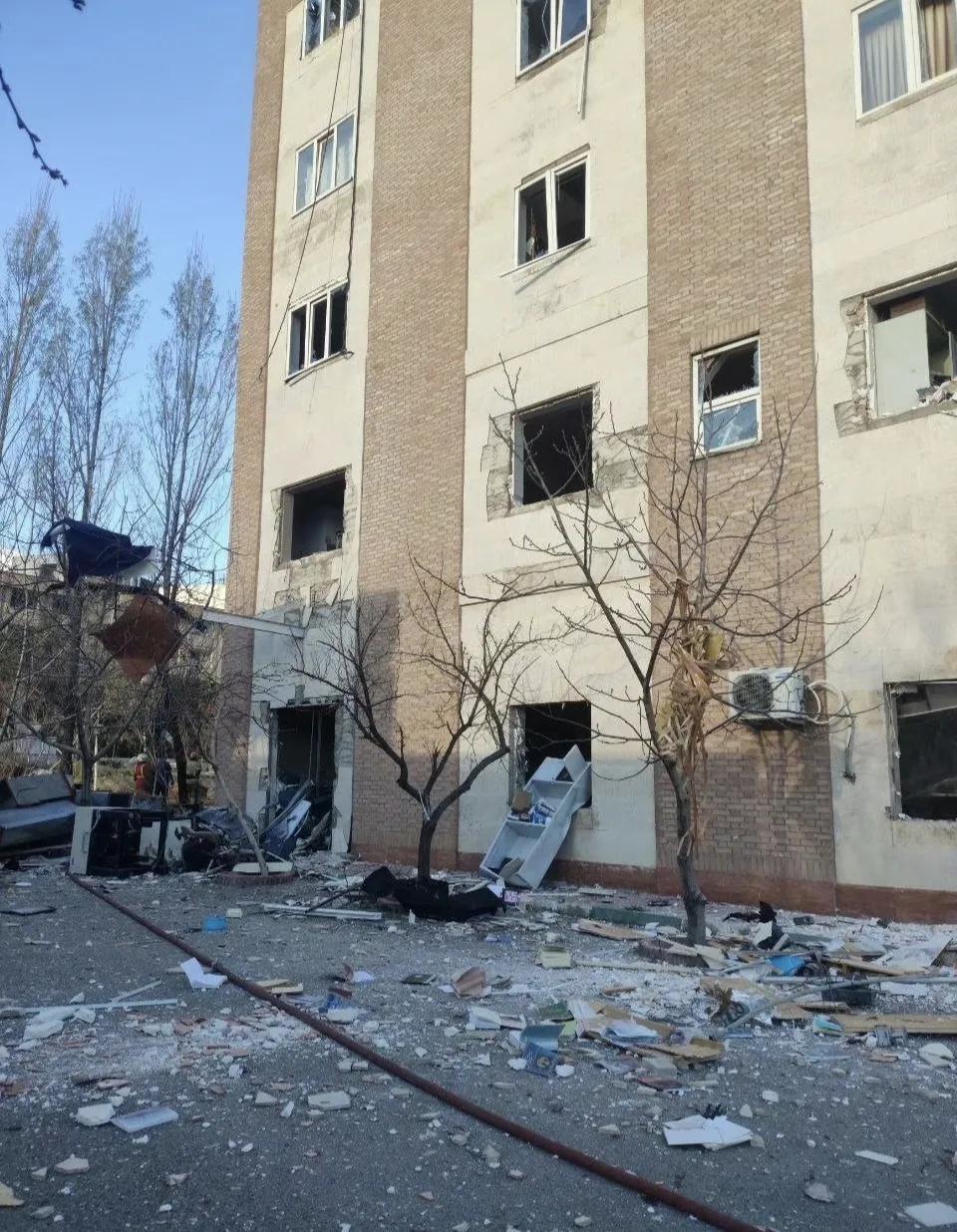 美军把伊朗首都德黑兰的沙希德·贝赫什蒂大学给炸了，毫无底线。打不赢伊朗武装力量，