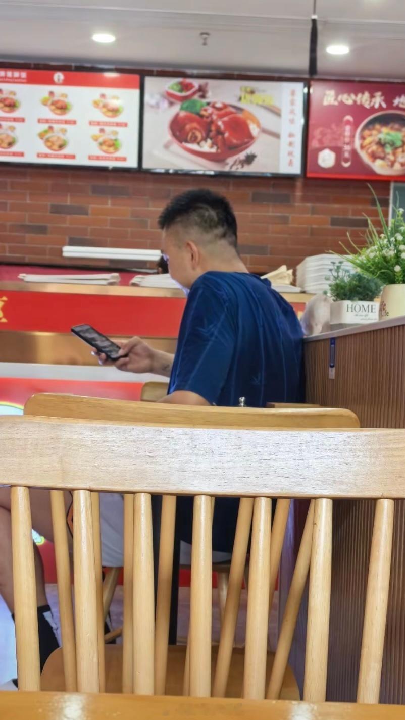 晋江球迷线下偶遇CBA老将苏若禹！路人在本地闽南猪脚店吃饭时撞见他，结合近期多方