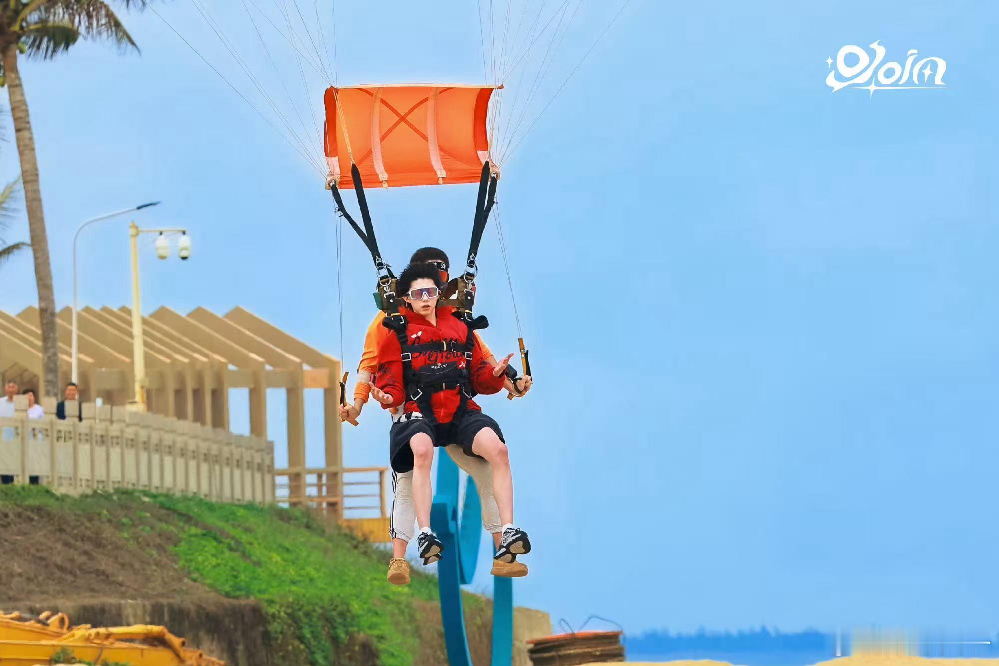 陈奕恒天选无限流男主 颜值气场双在线，红衣一穿氛围感直接拉满，清冷又凌厉，不管是