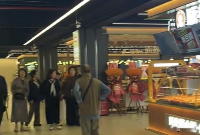 来了！京东七鲜美食MALL北京首店落地，30多家餐饮，新模式能火吗？
 
北京西