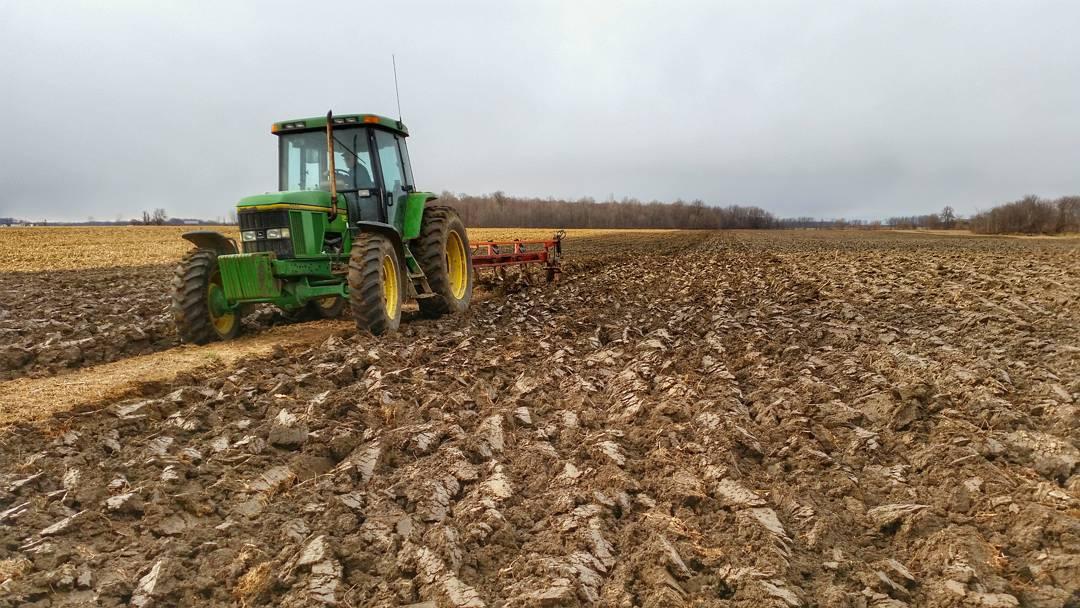 美国农业这些年一直有一个老问题：缺人干活。
农场工作强度大、季节性强，而且收入不