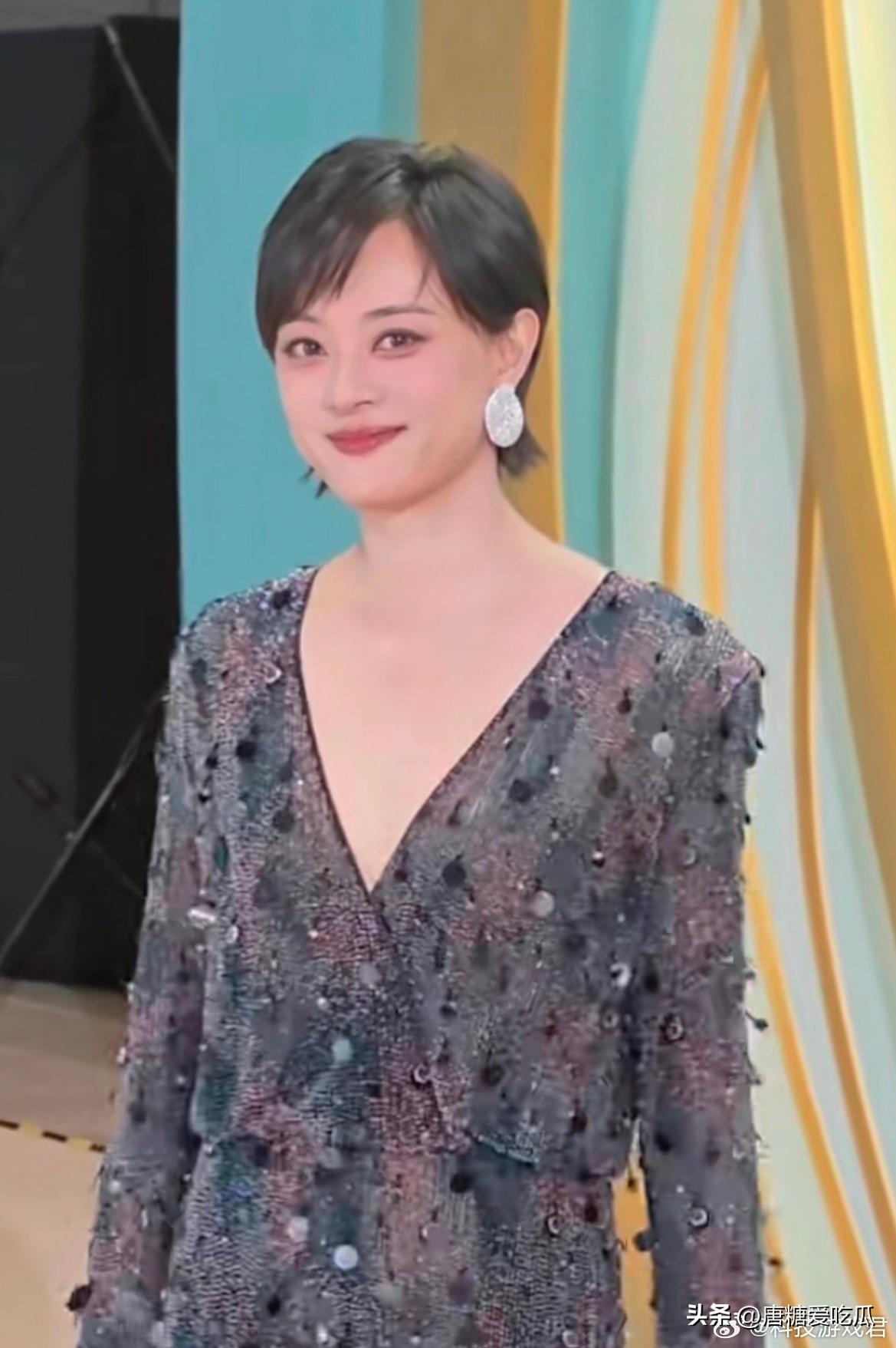 我发现孙俪有一个问题
那就是她明明事业好，家庭好，婚姻好，但是她每次走红毯就是造