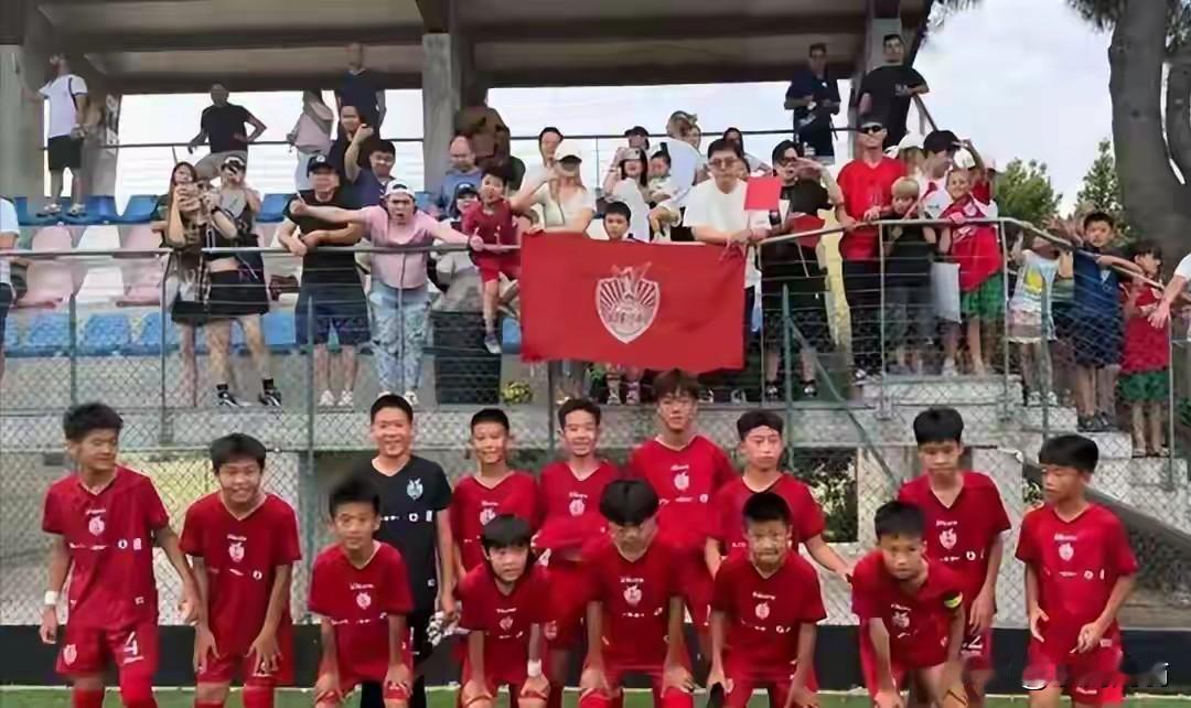 七律
贺中国少年足球队夺冠世界杯
              符进朝
绿茵场上赤