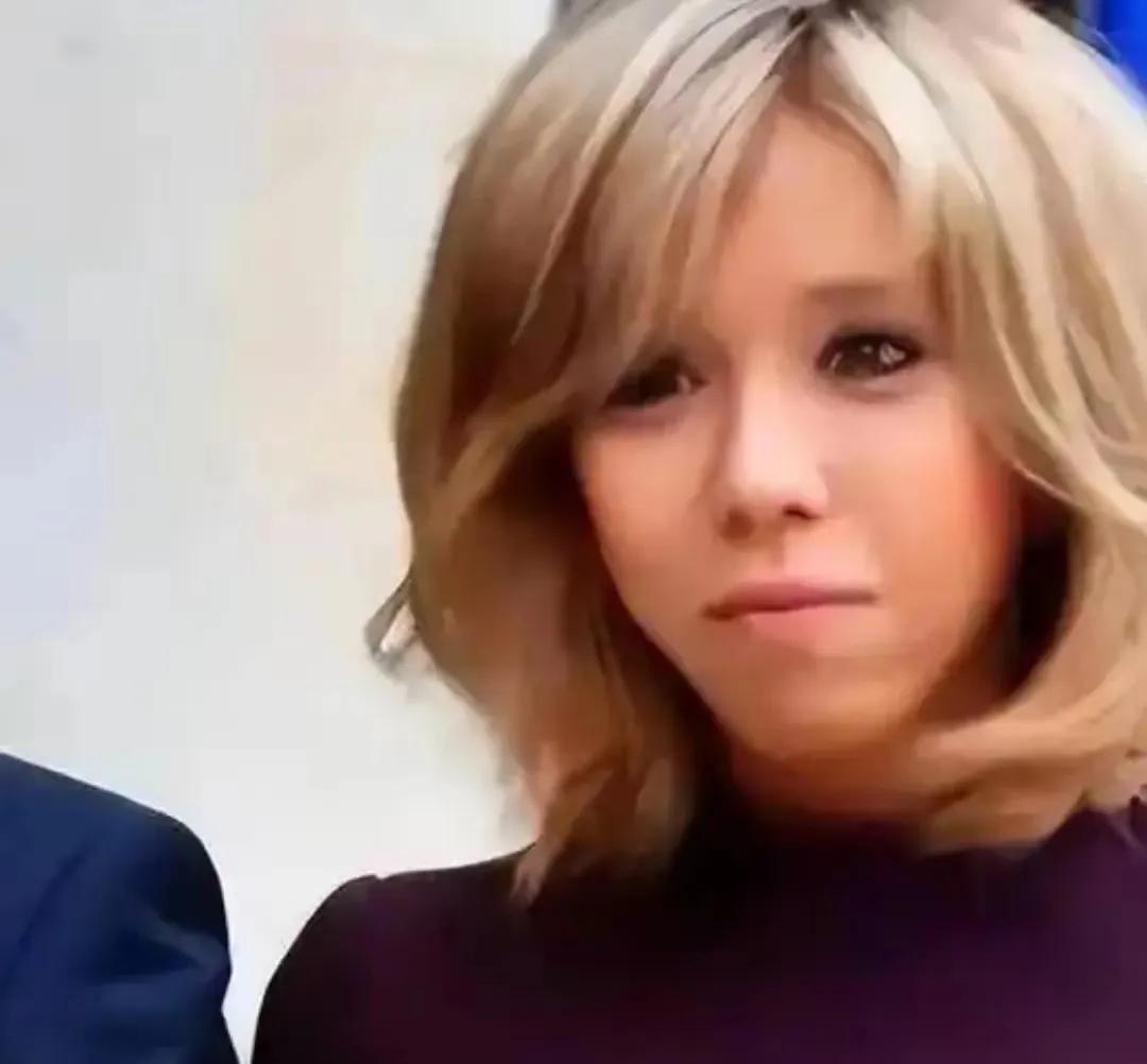 难怪法国总统马克龙，
对他妻子始终坚定不移的爱！
总统夫人年轻时候，可是美艳极了