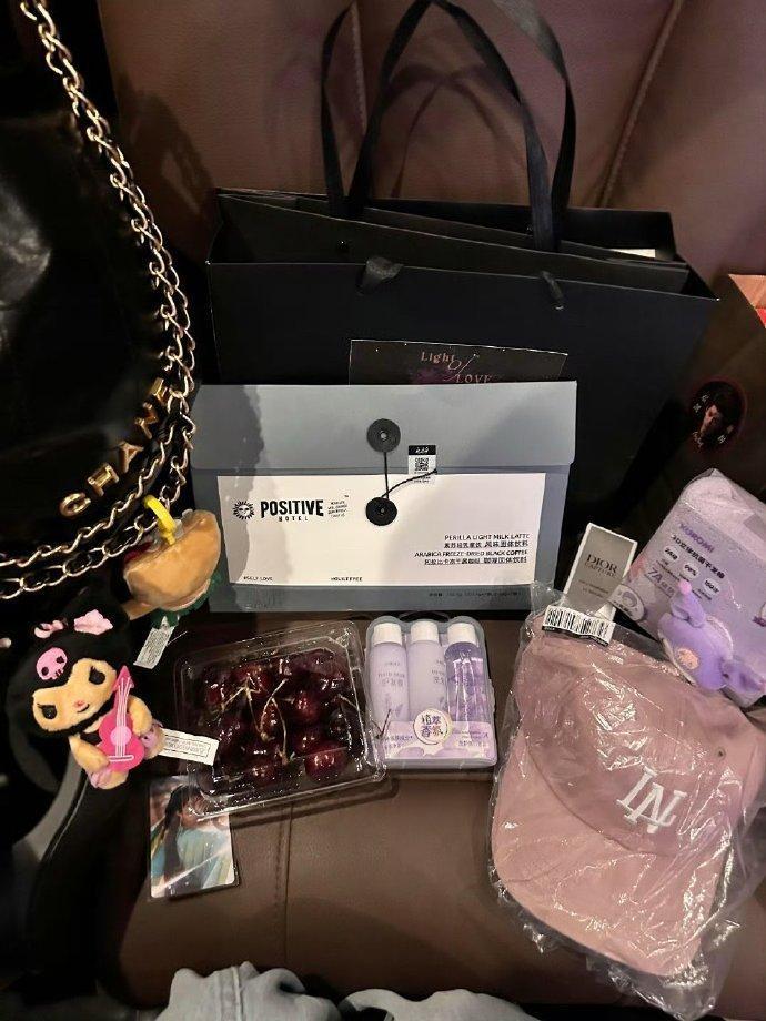 邓为大方  邓为仙台有树伴手礼  邓为大方，仙台有树追剧团伴手礼送了Dior正装