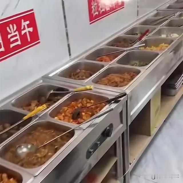 辽宁沈阳，男子吃15元的自助盒饭，临走时，因为剩的比较多，被老板拦下要求吃掉，可