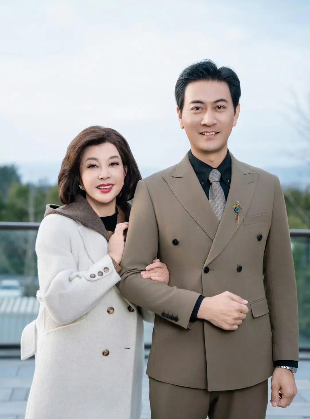 只要她不尴尬尴尬的就是网友74岁的刘晓庆，不光不服老，反而去演霸总偶像剧去了，真