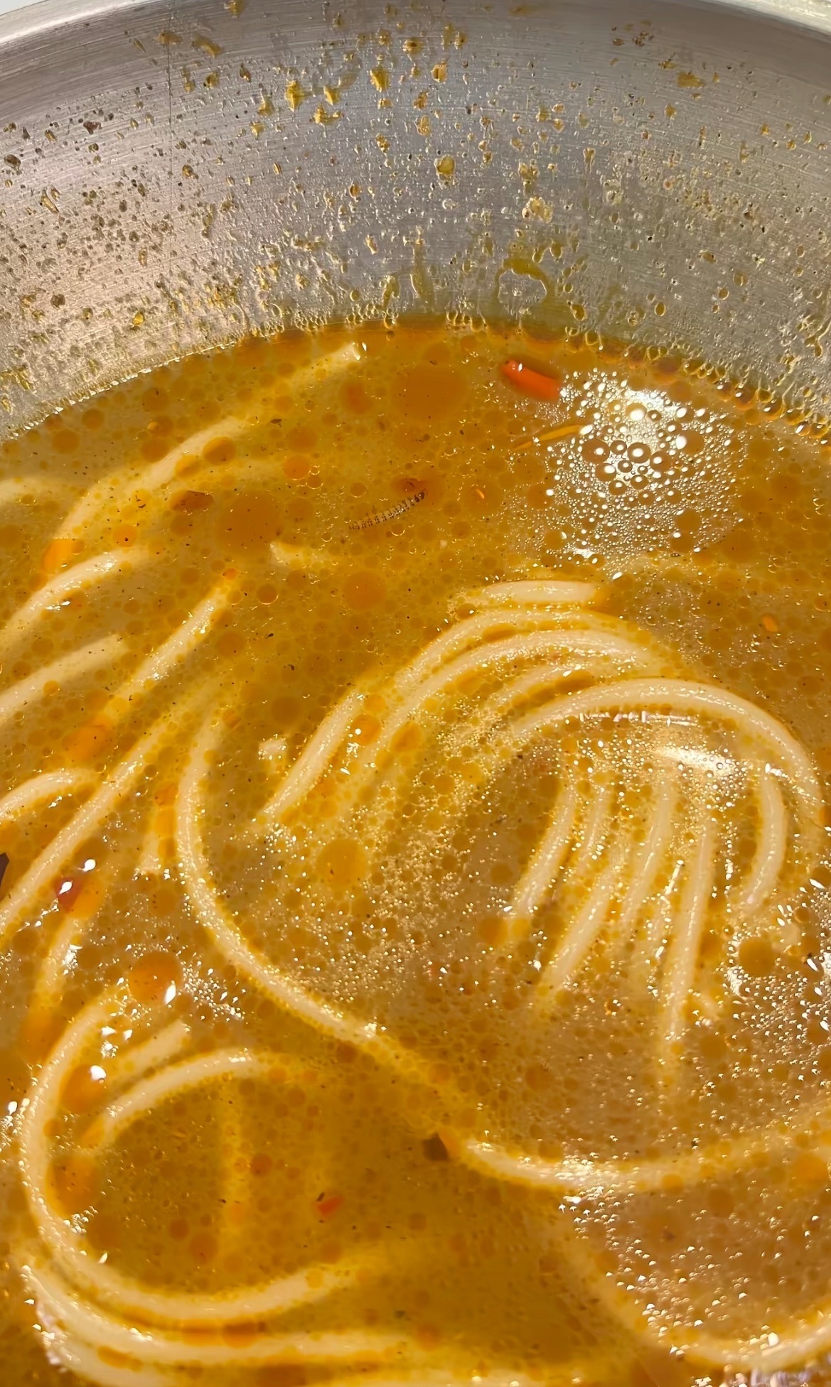 【梧州藤县某店铺吃螺蛳粉吃出一条虫子】近日，网友爆料称：广西梧州 藤县某螺蛳粉店