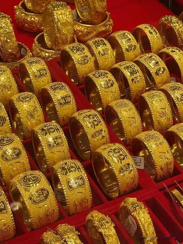 黄金暴涨金店人满为患，害怕再不买就买不起，实际上不用恐慌，还会回调的，记住涨久必