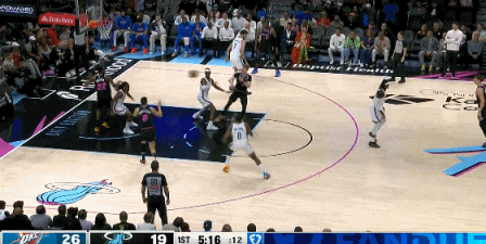 天赋没得说！威金斯头上摘板完成补扣！
在今天NBA常规赛热火对阵雷霆的第一节比赛