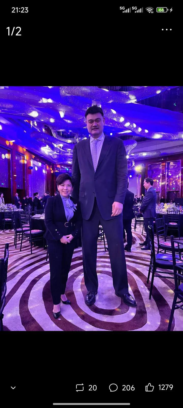 邓亚萍和姚明的身高差太大了！两位都是名人，都是体育届的杠把子[赞][赞][赞][