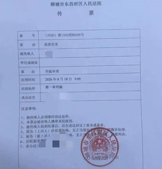 深夜街头男子暴打女孩，
小伙见义勇为却被判“故意伤害”！
好心救人咋就成了被告？