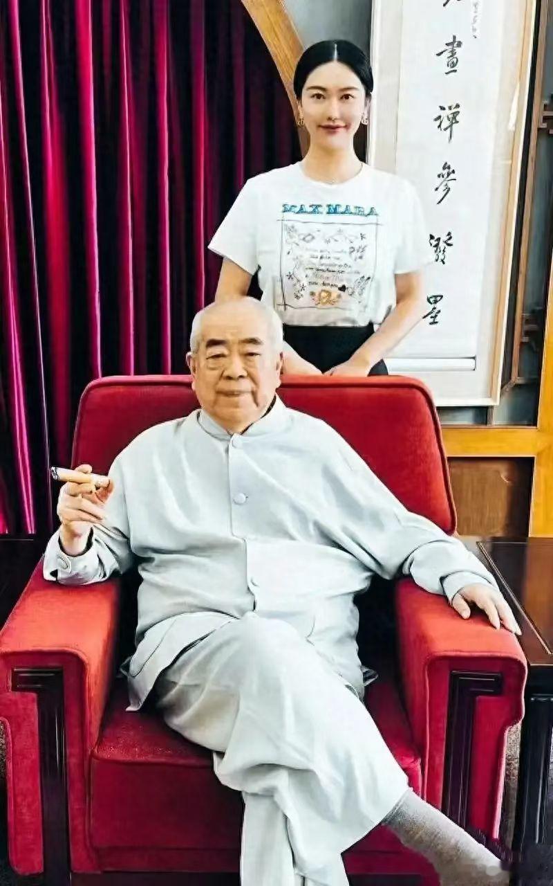 书画大事又成热点，也是自家人爆料，大师结过四次婚，第四任妻子小他50岁，​说大师
